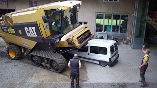 Mähdrescher vs. Auto ( Mähdrescher am Zerstören )