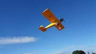 Primeiro voou aeromodelo com motor de roçadeira 26 cc