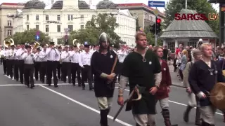 Latviešu strēlnieku simtgadē notiek tautas un armijas svētku gājiens