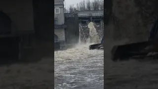 Сброс воды , шлюзы Нарвского водохранилища