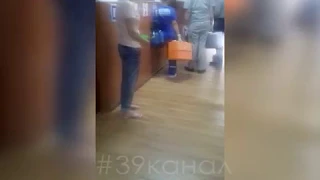 В Анапе подсудимый вскрыл себе вены, находясь в клетке в зале суда