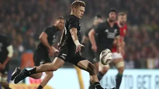 damian mckenzie shows of amazing talent kicking accurately with both feet