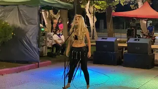 Doble de Shakira Chilena Andrea, Performance Ojos Asi (Tour de la Mangosta)