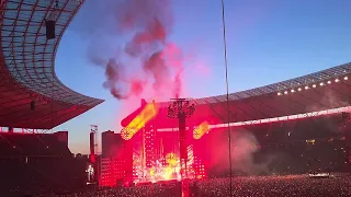 Rammstein begeistert Berlin - Im Olympiastadion mit explosiver Show und legendärem Hit 'Rammstein'!
