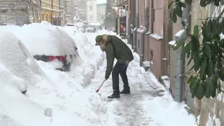 Працівники мерії Львова знову вийшли на прибирання міста від снігу