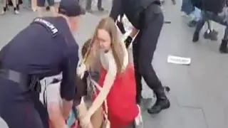"Фашисты, бл#дь!", - московская полиция избивает дубинками участников акции протеста.