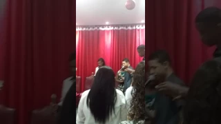 Menino surpreende a todos com sua voz e faz a igreja pegar fogo