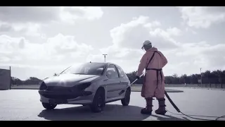 Cleaning a car with a 3000 bar power washer