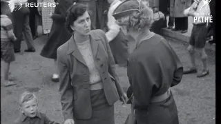 LEISURE: People on holiday in Brighton (1952)