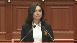 Elisa Spiropali del në Kuvend e tregon kush "e mori në qafë" Sali Berishën