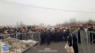 Столпотворение у гроба Навального в Москве. "Навальный, герой России" - кричат люди