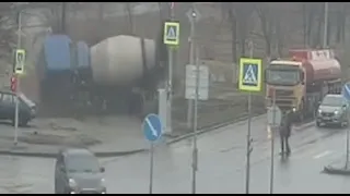 Без тормозов на бетономешалке: момент ДТП с опрокидыванием в Волгограде