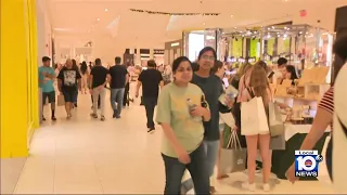 Holiday rush continues in malls throughout South Florida