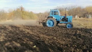 Мтз 80 на вспашке огорода с 2х корпусным плугом.