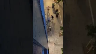 Un policía acaba atropellado y herido grave tras intervenir en una pelea con palos y botellas