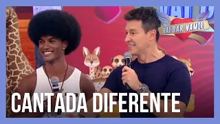 “Faz tudo” aposta em cantada em outra língua para mostrar que merece uma chance | Vai Dar Namoro