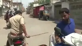 Индийская полиция палками разгоняет прохожих