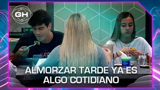 Fajitas de pollo y verduras para el almuerzo tardío en la casa - Gran Hermano