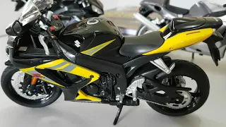 MINIATURA SUZUKI GSX750R - ESCALA 1:12