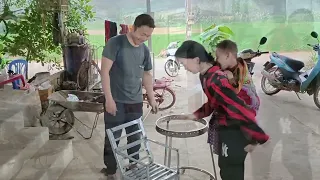 Go to the forest to cut bamboo to make a chicken coop, and get a chair and walker for Vuong