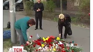 На місце вбивства Олеся Бузини прихильники його творчості приносять квіти