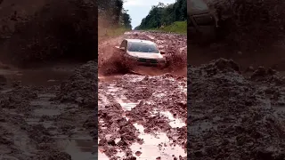 HILUX arregaçando a lama na BR319