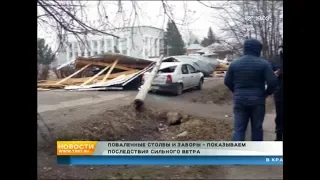 Поваленные столбы и парализованные дороги: показываем последствия сильного ветра