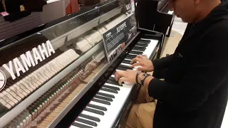 Joven hondureño toca el piano en Liverpool de Angelópolis, Puebla.