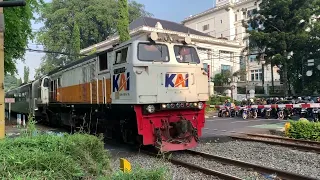 Spoorwegovergang (F) ~ Railroad Crossing - Palang Pintu Perlintasan Kereta Api - Passaggio a Livello