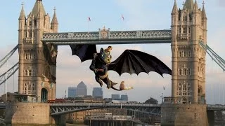 How to Train Your Dragon 2 | Toothless at Tower Bridge  | Official HD Footage | 2014