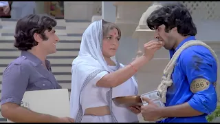 माँ प्रसाद दे रही है तुम मिठाई समझ के खाओ - Deewar - Amitabh Bachchan, Shashi Kapoor - Best Scene