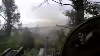 БМП-2 вооружённых сил Украины ведёт огонь по солдатам ЛНР