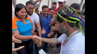 6ix9ine le regala cadena a Angel Dior y dona dinero a gente