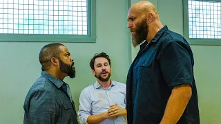 المساجين بيفتكروه ضعيف لانه مدرس بسيط.. لكنهم بيتفاجئوا من قوته وبينتقم منهم Fist Fight