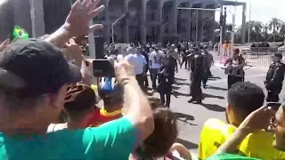 Bolsonaro chega à Esplanada para falar com manifestantes