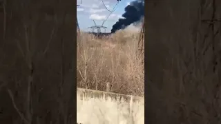 Появилось видео взорванной ТЭС в Счастье под Луганском. На кадрах видно что идёт густой дым.