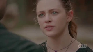 The Originals 5x11 hope and Klaus talk, klaus notices lines on her neck