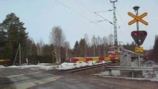 Finnish Express train 704 passing Tirilä level crossing