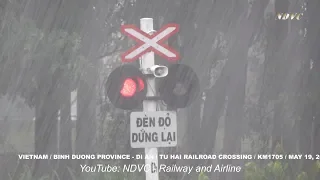 TRAIN IN RAIN | RAILROAD CROSSING - ĐOÀN TÀU ĐI TRONG CƠN MƯA TẦM TÃ (19/05/2019)