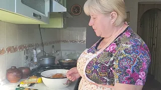 Запекла мясо и домашнею мясную колбасу.