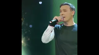 Юрий Шатунов с песней ,,Рядом с ней,, На льду танцуют Женя Медведева и Даня Милохин.