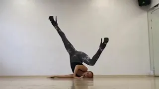 Stripdance shoulderstand. Стойка на плече.