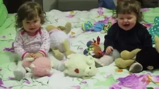 Близняшки заразительно смеются//Baby twingirls are laughing