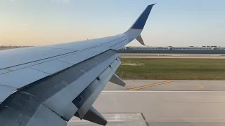 (4K) United 737-900 Landing In Chicago-O'Hare