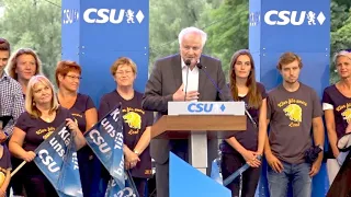 Seehofer preist bei Vorstellung des Bayernplans Angela Merkel