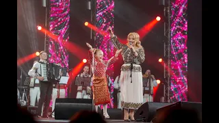Adriana Ochisanu canta alaturi de fetita ei, Mihaela, la concertul din 18 martie 2022 - Chisinau