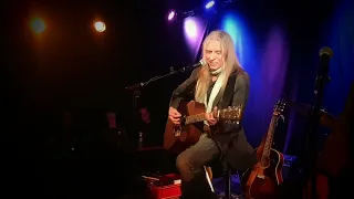 Dan Hylander själv med sin gitarr "Alltid inom mig"   Rockklubb Medely 23/11-2022