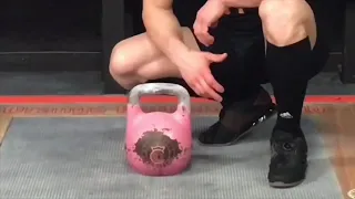 How to hold the kettlebells when you swing it