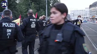 In Leipzig am 15.8.demonstrieren ~400 gegen die Polizei.