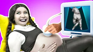 MORTICIA ADDAMS Extreme PARENTING HACKS - Ultimative SCHWANGERSCHAFT Gadgets von La La Life Emoji